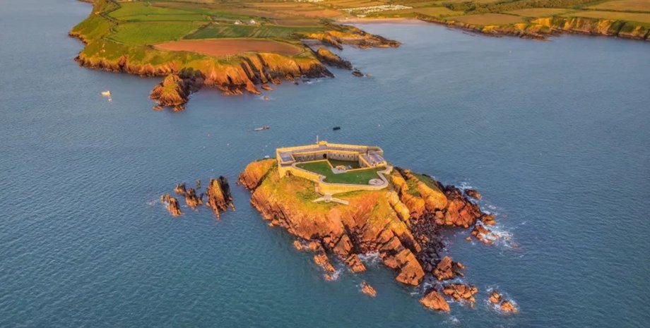 Форт XIX століття на острові Торн біля узбережжя Вельсу, оточений морем