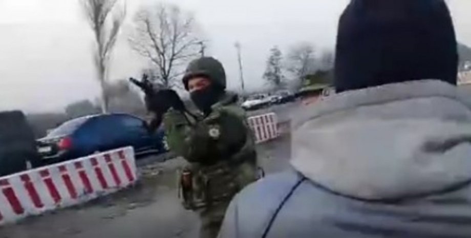Стычка активистов блокады ОРДЛО и полиции / Скриншот: hromadske.ua