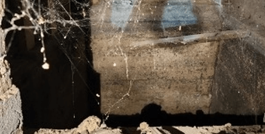 Подвал, вход в потайную комнату, тайная комната, потайная комната, дыра в стене, спуск в подвал,