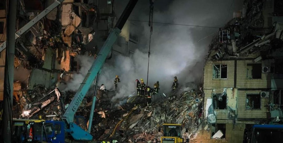 рятувальники, ракетний удар по житловому будинку в Дніпрі, жертви, кількість жертв