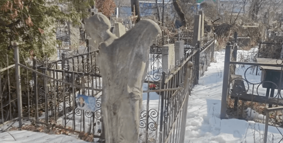 блогер показав сліди відьми на Байковому кладовищі