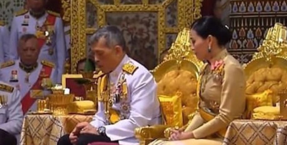 Маха Вачіралонгкорн, Король Таїланду, королева, Сутхіда Вачіралонгкорн, Сінінат Вонгваджірапакді