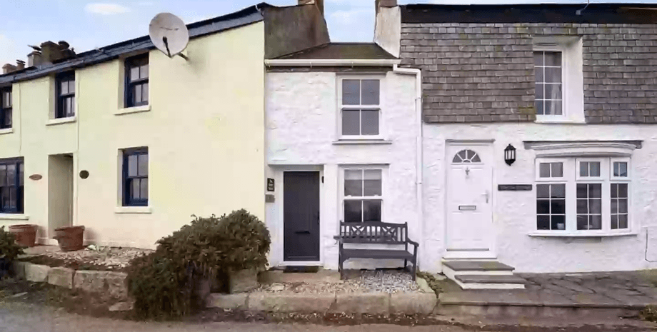 Найменший будинок у Великій Британії, найвужчий будинок, дорогий будинок, висока ціна, ляльковий будиночок, мало простору, будинок поруч із морем