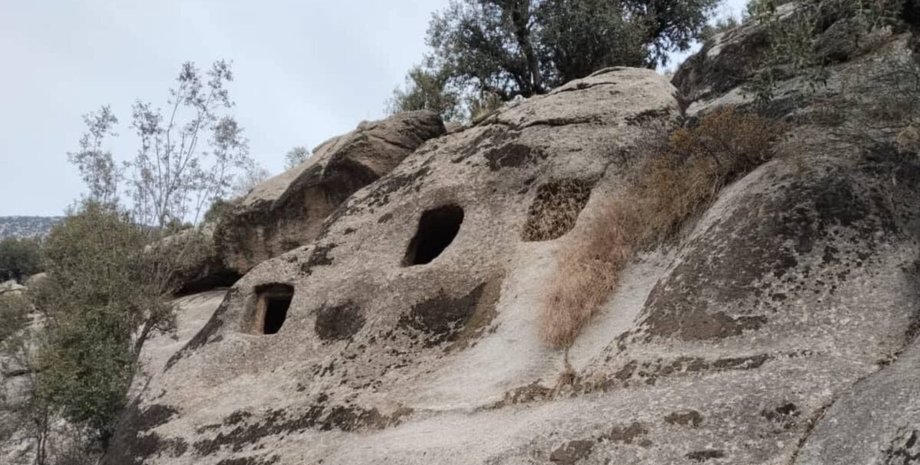 Археологи нашли высеченные в скале камеры