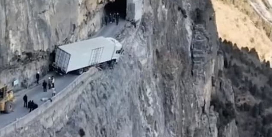 ДТП в горах, Китай, фура на дороге, пропасть