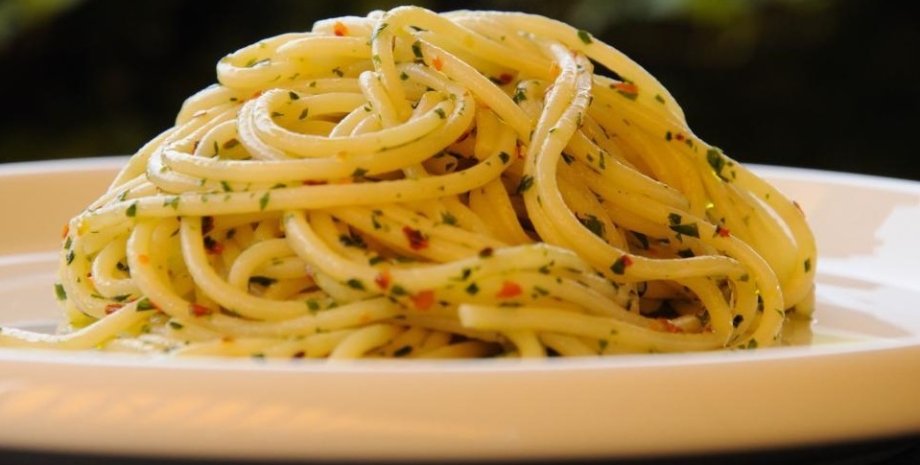 Спагетти с чили и петрушкой, простой рецепт, вкусный рецепт спагетти, итальянская кухня