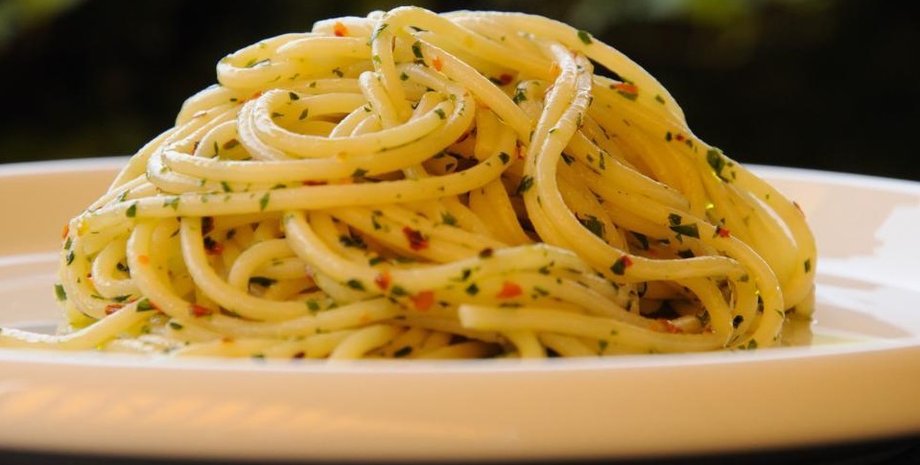 Спагетти с чили и петрушкой, простой рецепт, вкусный рецепт спагетти, итальянская кухня