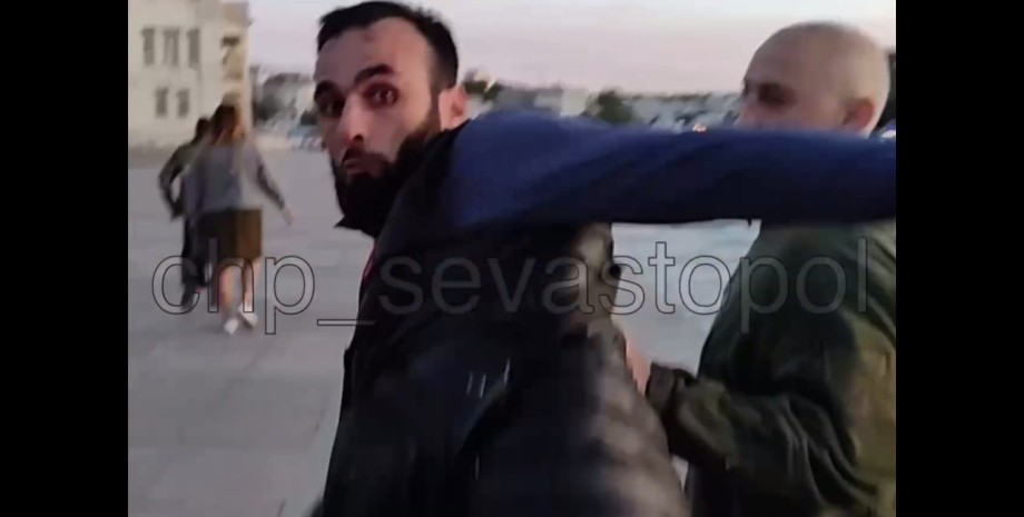 Atakujący szybko znaleziono w Sewastopolu, wydaleniu i zmuszony do nagrania film...