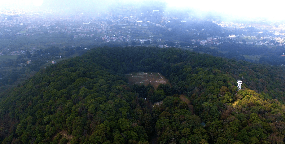 Футбольное поле, футбол, вулкан, недействующий вулкан, горы, лес, джунгли, природа, футбольное поле в кратере, кратер