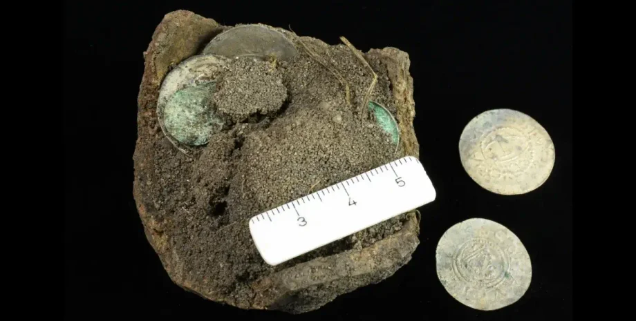 серебро монеты находка клад археология керамика