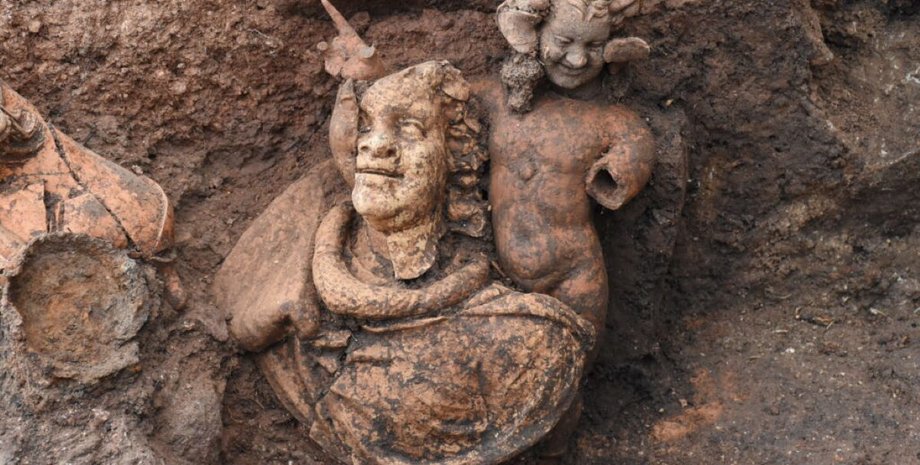 археологи нашли фигурки Диониса и Пана