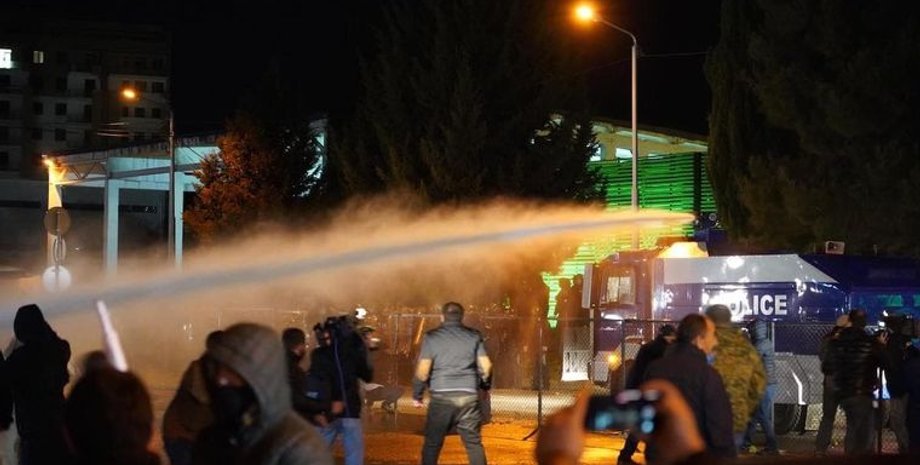 Власти страны ответили на требования оппозиции, применив спецсредства