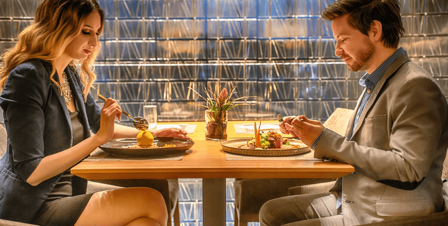 Побачення, перше побачення, несподіваний вчинок, вечеря в ресторані, смачна їжа, погане побачення, перше знайомство