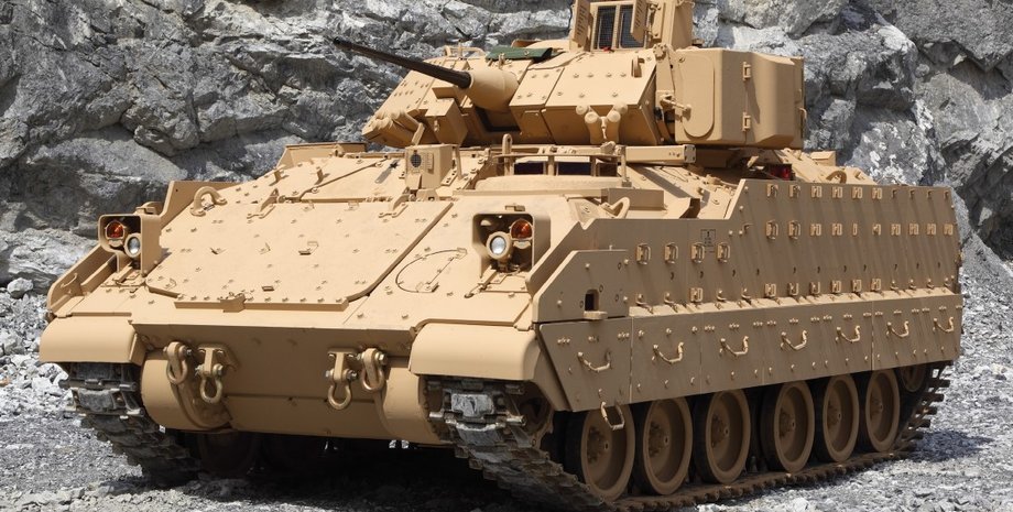 60 машин: в США показали, як завантажували БМП Bradley для України