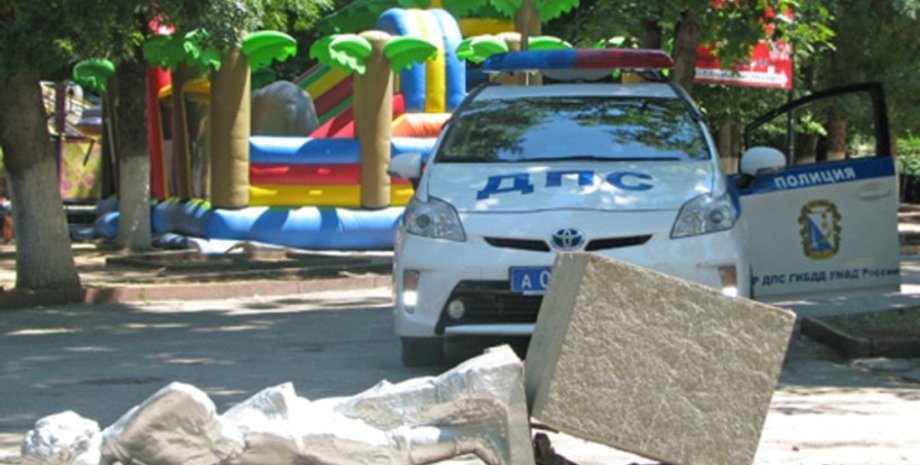 Упавший Ленин / Фото: sevastopolnews.info