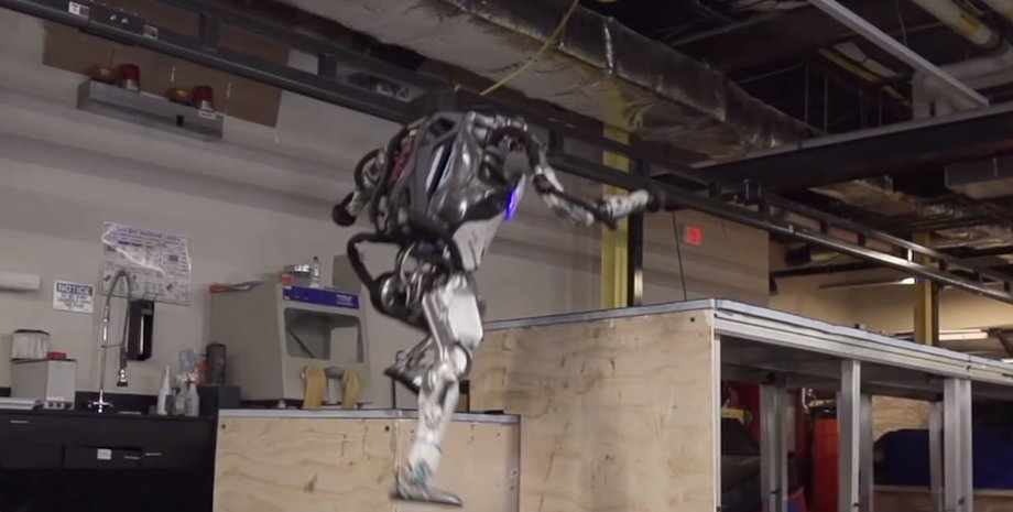 Кадр из видео пользователя BostonDynamics на YouTube