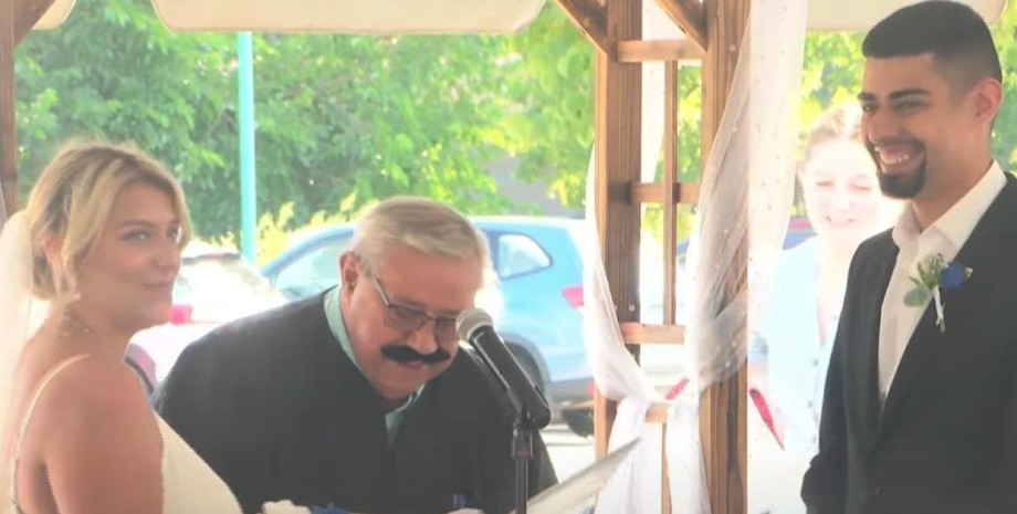 Тейлор Орландо та її чоловік Джейсон, весілля в будинку для літніх людей