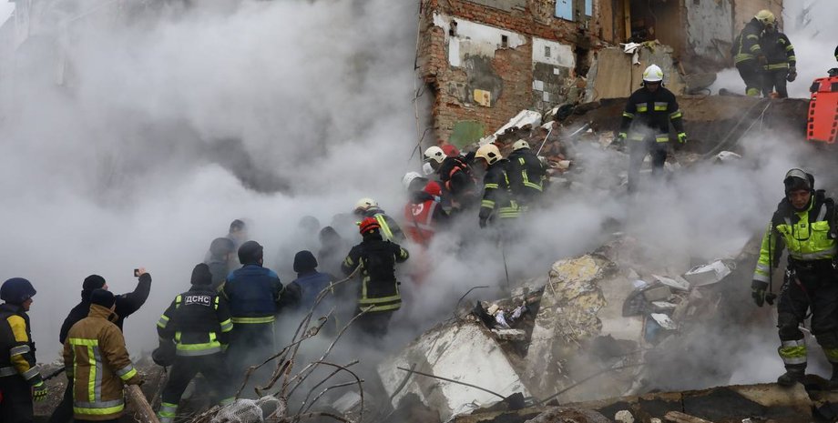 Украина, ракетный удар, спасатели, война, фото