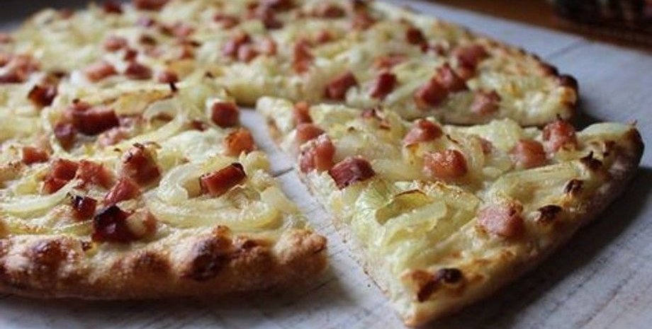 Сырный пирог с ветчиной, яблоками и луком, сырный пирог, пирог с ветчиной