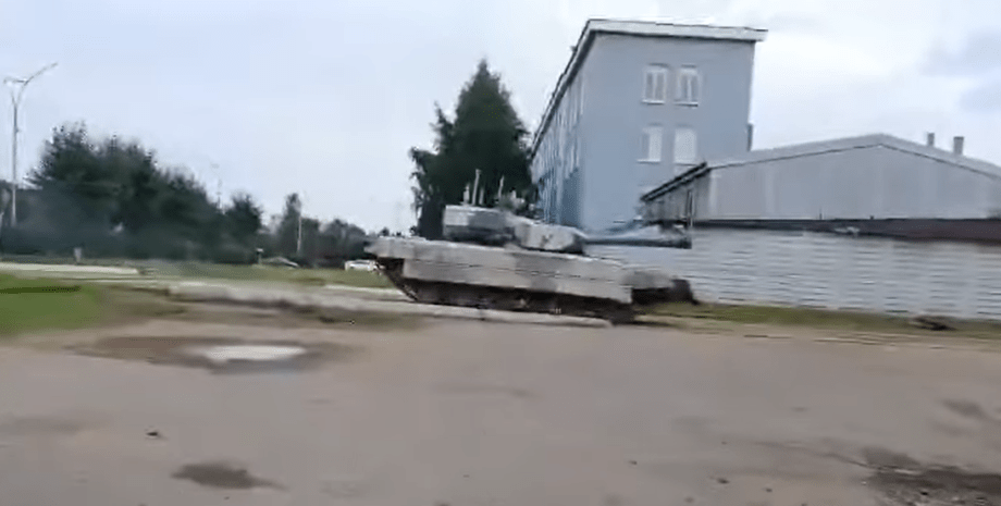 В России впервые заметили роботизированный штурмовой комплекс "Штурм" роботизированный штурмовой комплекс "Штурм"