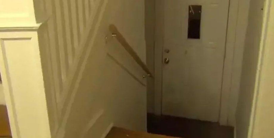 Дверь в подвал, мужчина незаконно жил в подвале, дом студентов, шутили о призраке, дом, жилье, подвал, тайная комната