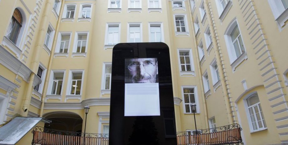 Памятник Стиву Джобсу в Петербурге / Фото: metronews.ru