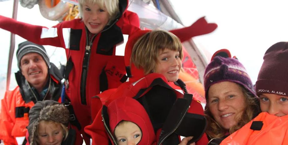 Семья живет на 20 квадратах в открытом море, они рассказали о своем образе жизни, интересных историях, странных случаях