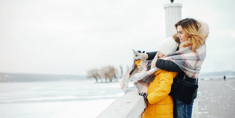 зима, прогулянка, жінка з дитиною