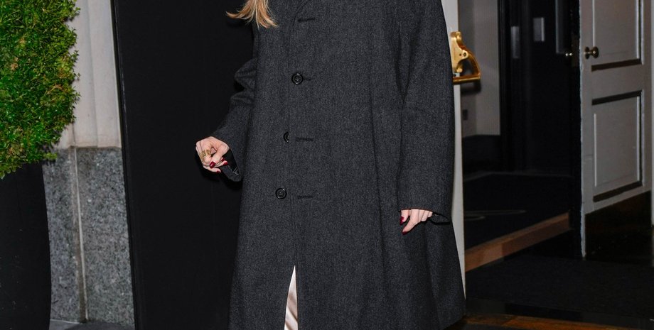 Анджеліна Джолі, двері, рослини