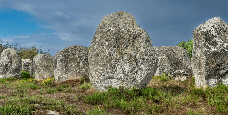 Французский Стоунхендж, камни, участок, участок земли, булыжники, менгиры, историческая ценность