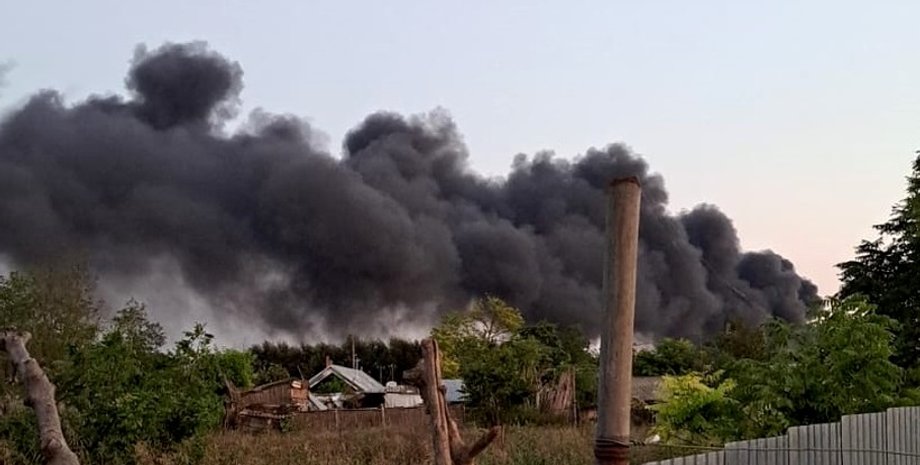 падіння дрона, дим, дерева, будинки