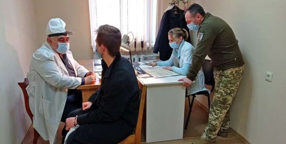 Осмотр военнообязанного во время ВЛК осмотр ВВК, военно-врачебная комиссия, медицинский осмотр, военнообязанный, мобилизация в Украине