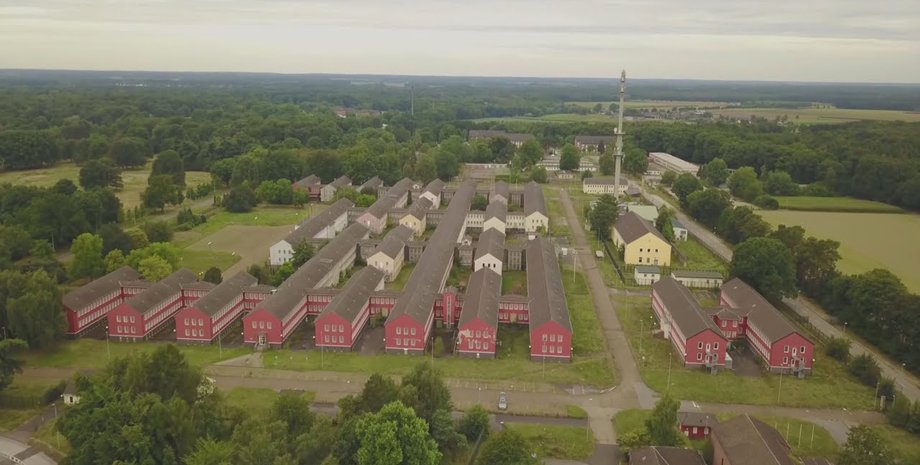Покинуте місто JHQ Rheindahlen, місто-привид, люди покинули місто, порожні будинки, кинули будинки, місто руйнується, JHQ Rheindahlen, військове містечко
