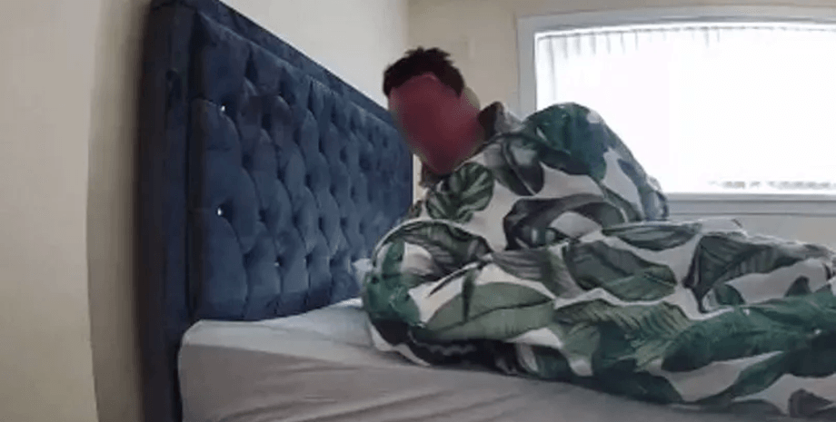 Незнайомець проник у чужий дім, заснув у чужому ліжку, заснув у чужому ліжку, прихована камера, молода мама, написав повідомлення