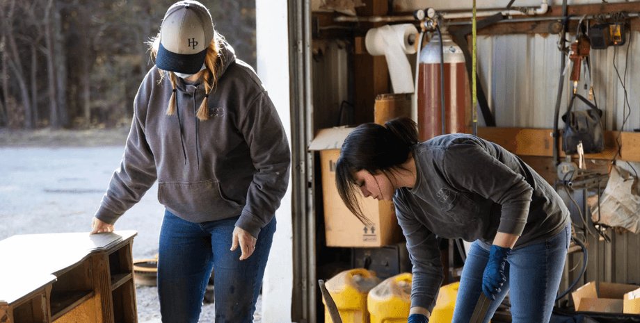 Жінка зі США реставрувала старий письмовий стіл і знайшла реліквію часів Другої світової