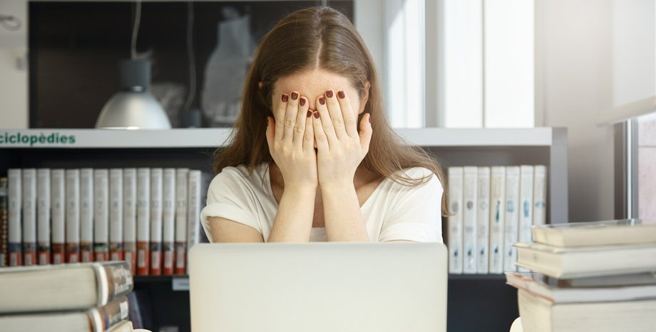 Девушка сидит за ноутбуком