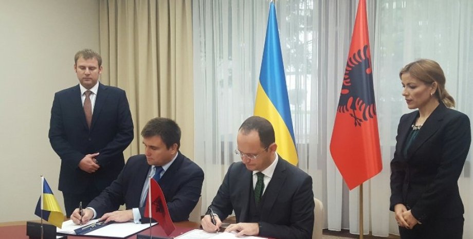 Климкин и Бушати подписывают соглашение о безвизовом режиме / Фото: twitter.com/mfa_ukraine