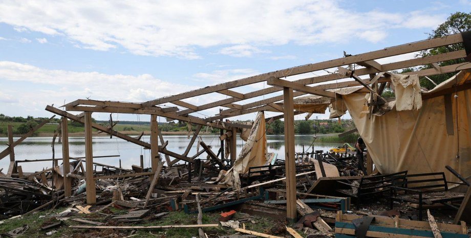 Изображение разрушения базы отдыха после атаки РФ