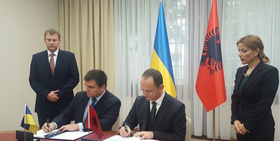 Климкин и Бушати подписывают соглашение о безвизовом режиме / Фото: twitter.com/mfa_ukraine