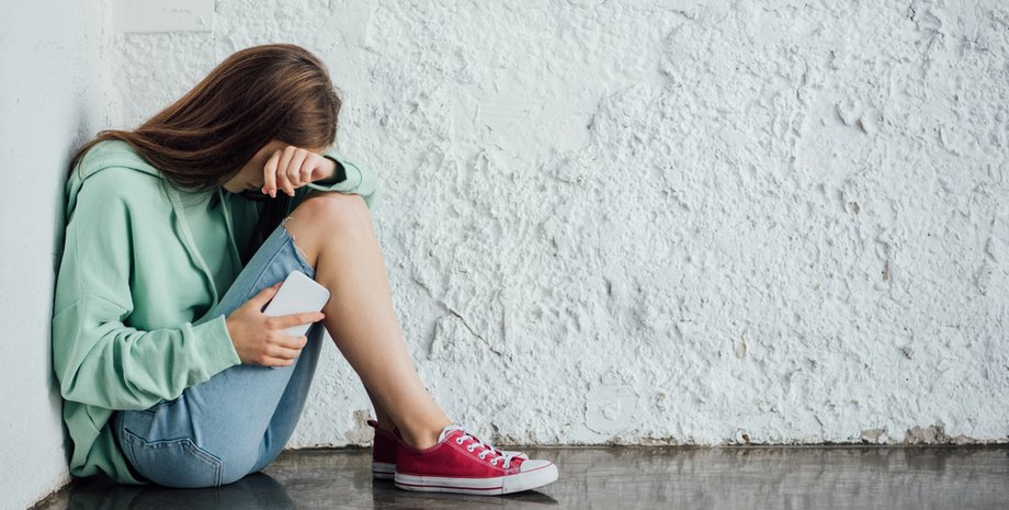 Мужчина требовал 10 тысяч долларов у женщины