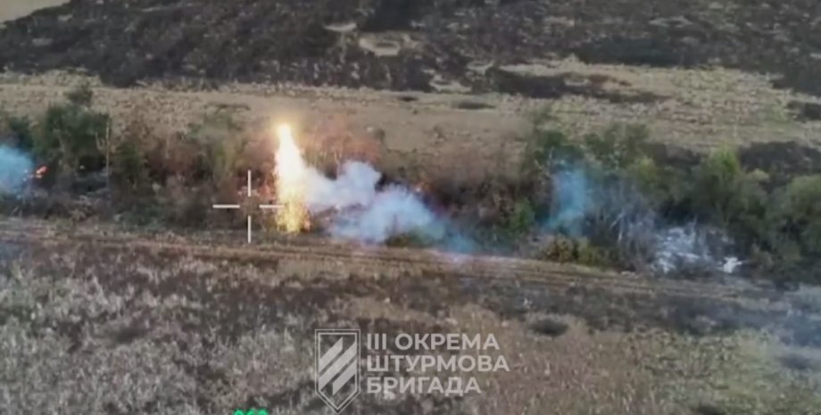 Новинка у сфері дронів розпиляє запальну суміш та здатна знищити вщент ворожі по...