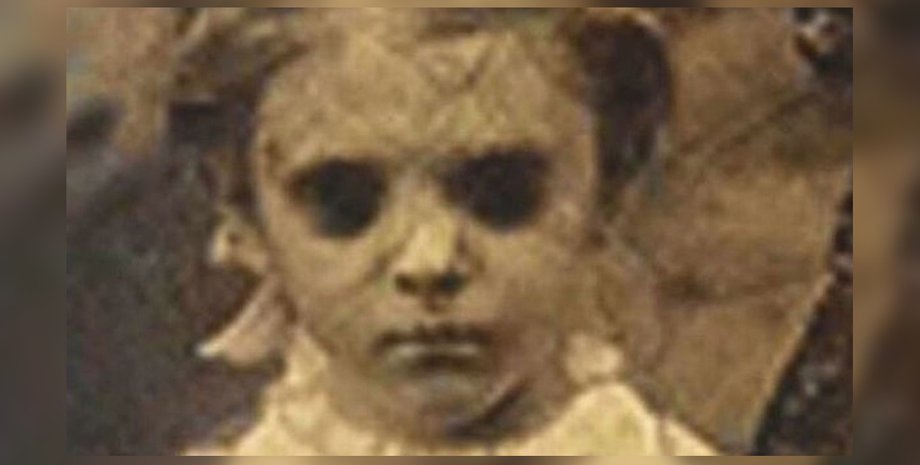 Призрак девочки в лесу, городская легенда, тьма вместо глаз, голос ребенка, пряталась за деревьями, отдых в лесу,