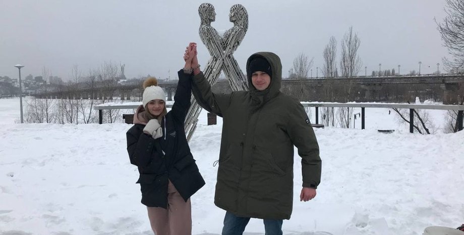 Олександр Кудлай, Вікторія Пустовітова, закохані, пара, закохані з ланцюгом, пара з Харкова