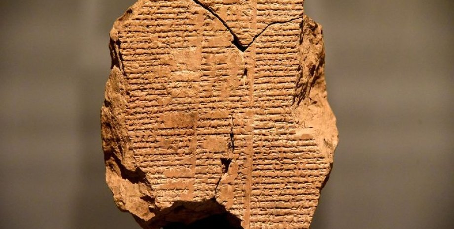 Розеттський камінь, давньоєгипетська мова, розшифровка, Шампольйон, переклад мови, ШІ в розшифровці мови, історична реконструкція мови, Google Translate, ієрогліфи, коптська мова
