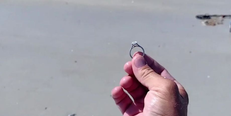 Кольцо с бриллиантом, охотник за сокровищами нашел ювелирное украшение стоимостью 40 тысяч долларов, курьезы