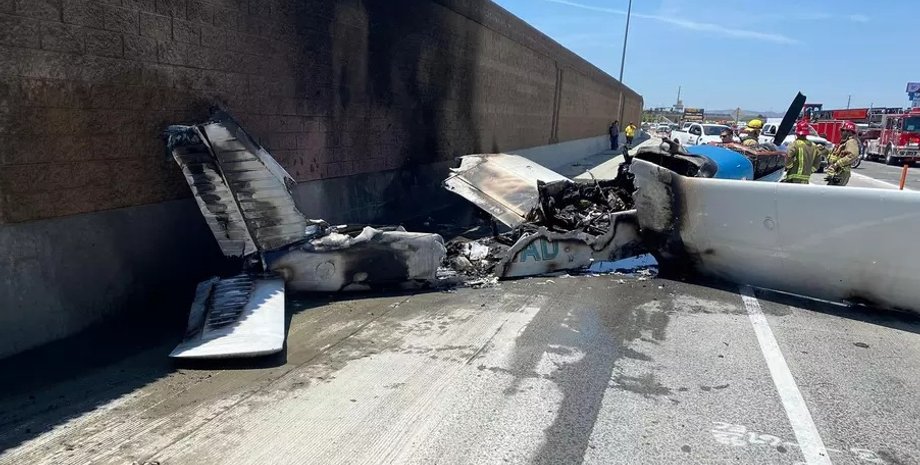 ДТП с самолетом, курьезное ДТП, посадка самолета, самолет на дороге, авиакатастрофа в США