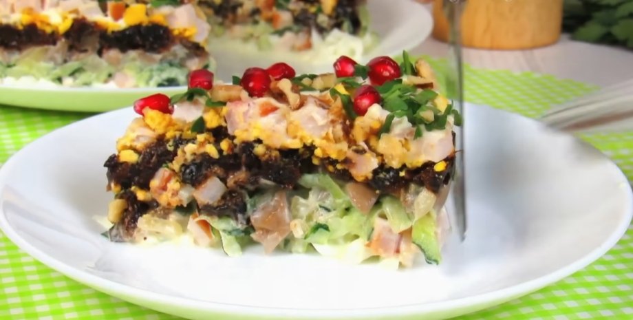 салат с черносливом, слоеный салат, рецепт салата, простой рецепт салата