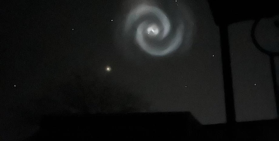 Спиралевидное сияние в небе над Украиной