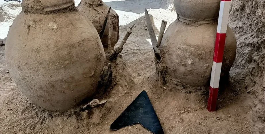 Стародавній некрополь, 3 000-річне поховання, Ассирійська цивілізація залізного віку, Археологія Південно-Східної Туреччини, Відкриття скелі на річці Тигр, Розкопки стародавньої зброї, Ассирійська циліндрична печатка, Археологічні знахідки