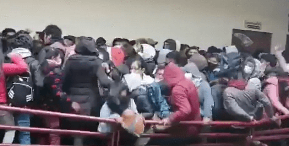 трагедия в боливии, студенты упали с 5 этажа университета